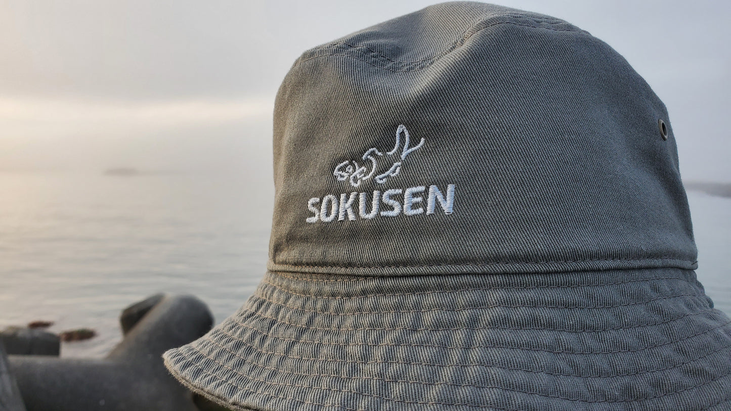 【SOKUSEN】バケットハット（お魚ロゴ刺繍）